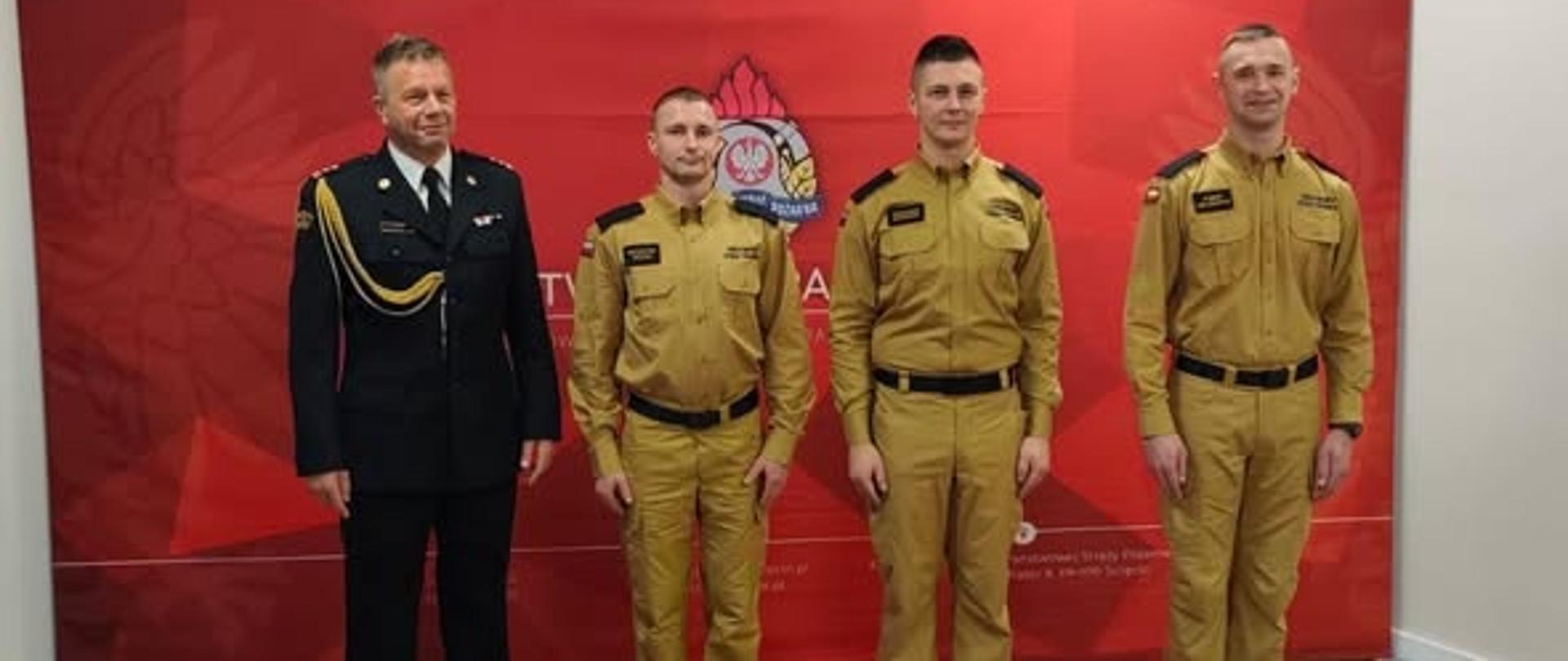 Trzech nowych funkcjonariuszy z Komendantem 