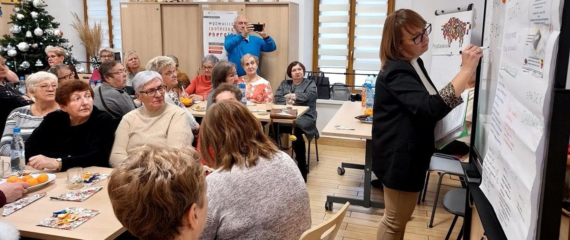 Eksperci z US w Sokółce prowadzą spotkanie informacyjne dot. PIT, spadków i darowizn i e-US seniorom z Sokółki