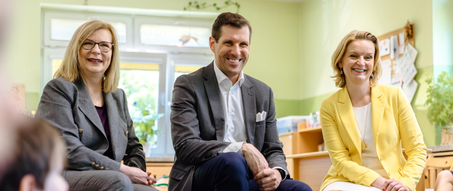 Na zdjęciu widać kobiety i mężczyznę