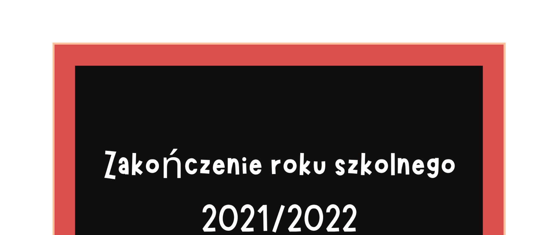 Plakat przedstawia czarna tablicę z czerwonymi oblamówkami a na niej białe litery z datą i godzina zakończenia roku szkolnego. Poniżej po prawo postać dziewczynki z czerwonymi włosami i szarą bluzką z medalem na szyi oraz świadectwem w prawym uniesionym ręku. Po lewo na dole dziewczynka z żółtymi włosami i żółtym medalem na szyi oraz szarą bluzką i czapką, unosi ręce do gory w lewym ręku trzyma zwinięte w rulon świadectwo.