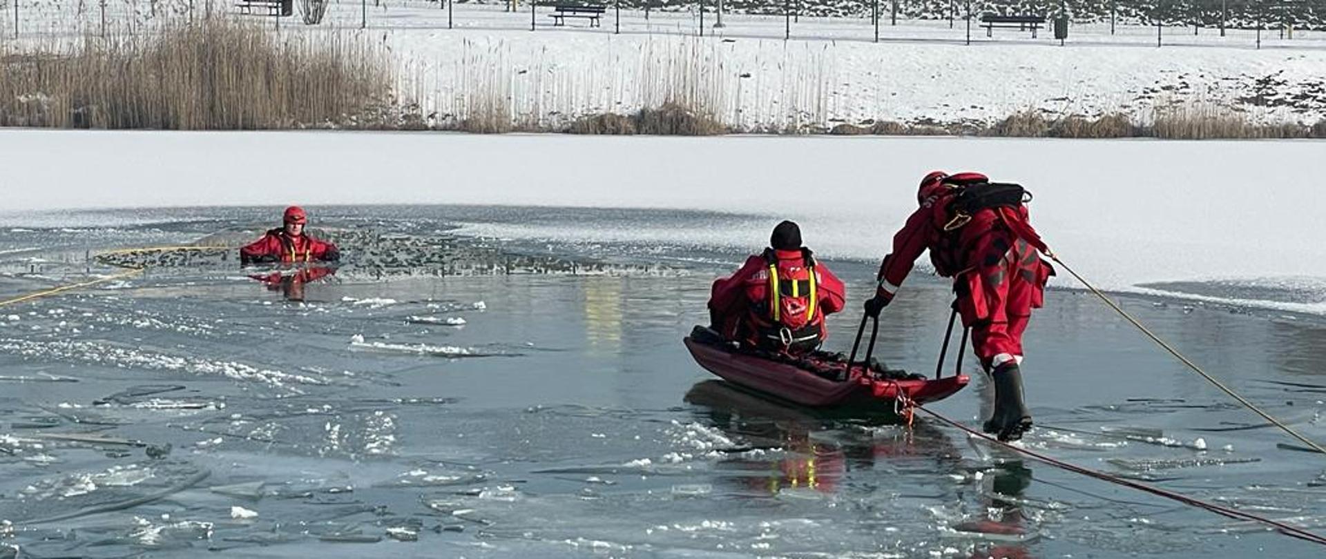 Strażacy podczas ćwiczeń na lodzie 