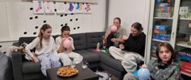Wychowankowie przygotowują balony do zabawy integracyjnej