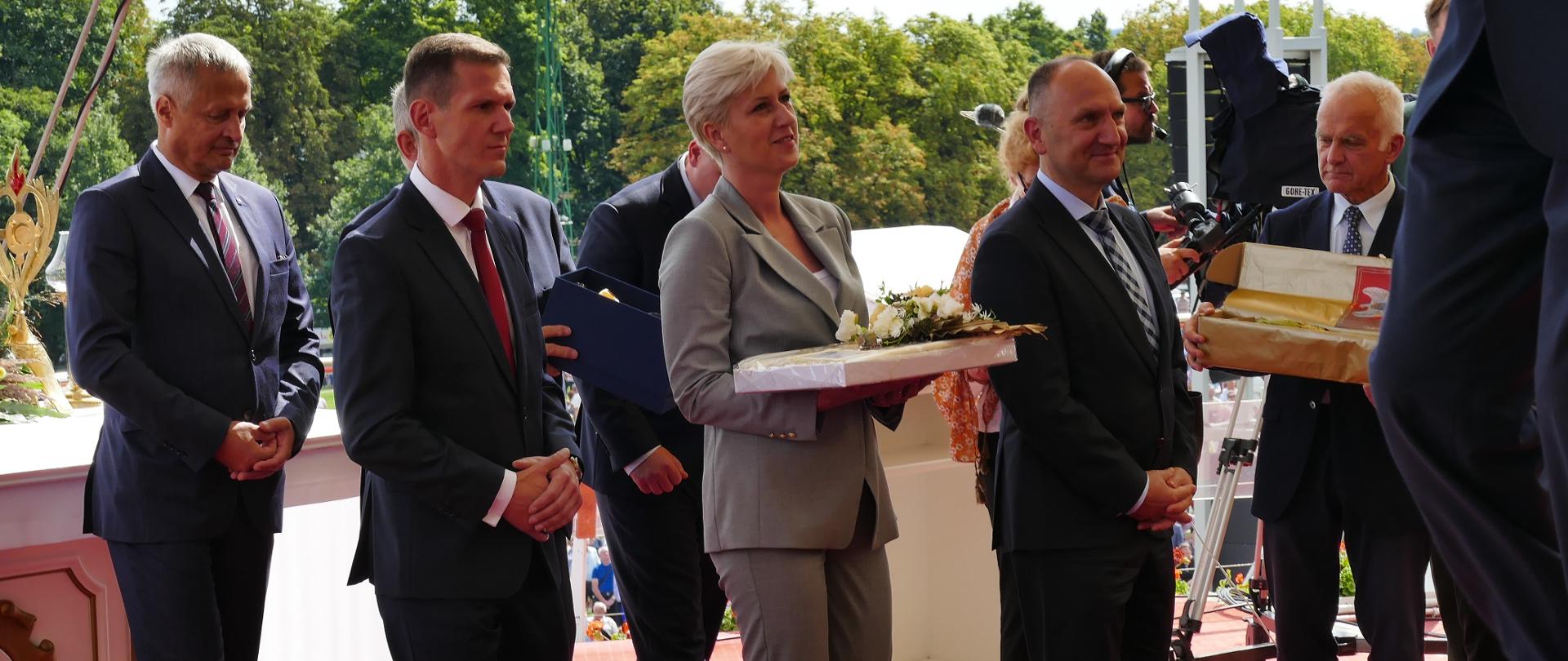 Grupa osób składa dary