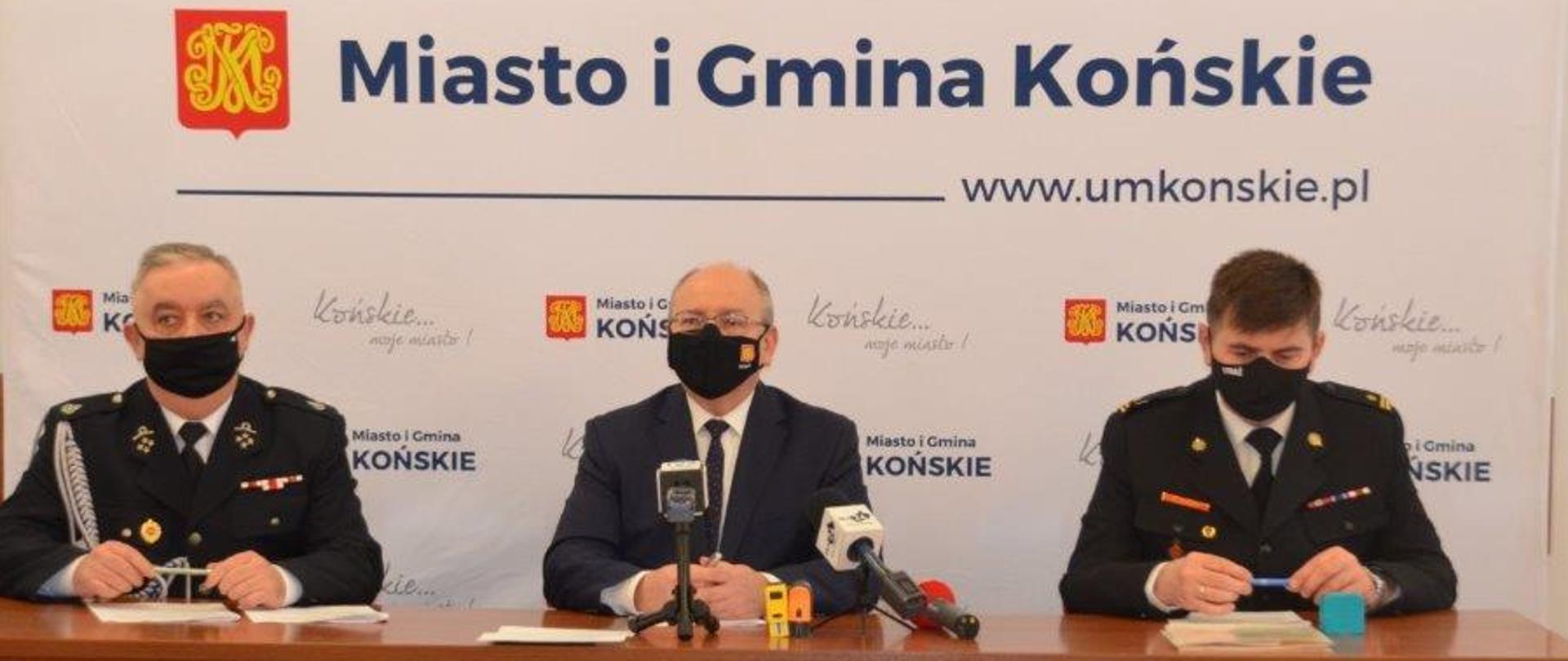 Komendant Powiatowy PSP w Końskich mł. bryg. Ryszard Stańczak, Burmistrz Miasta i Gminy Krzysztof Obratański, Prezes OSP Końskie dh Jarosław Kowalczyk