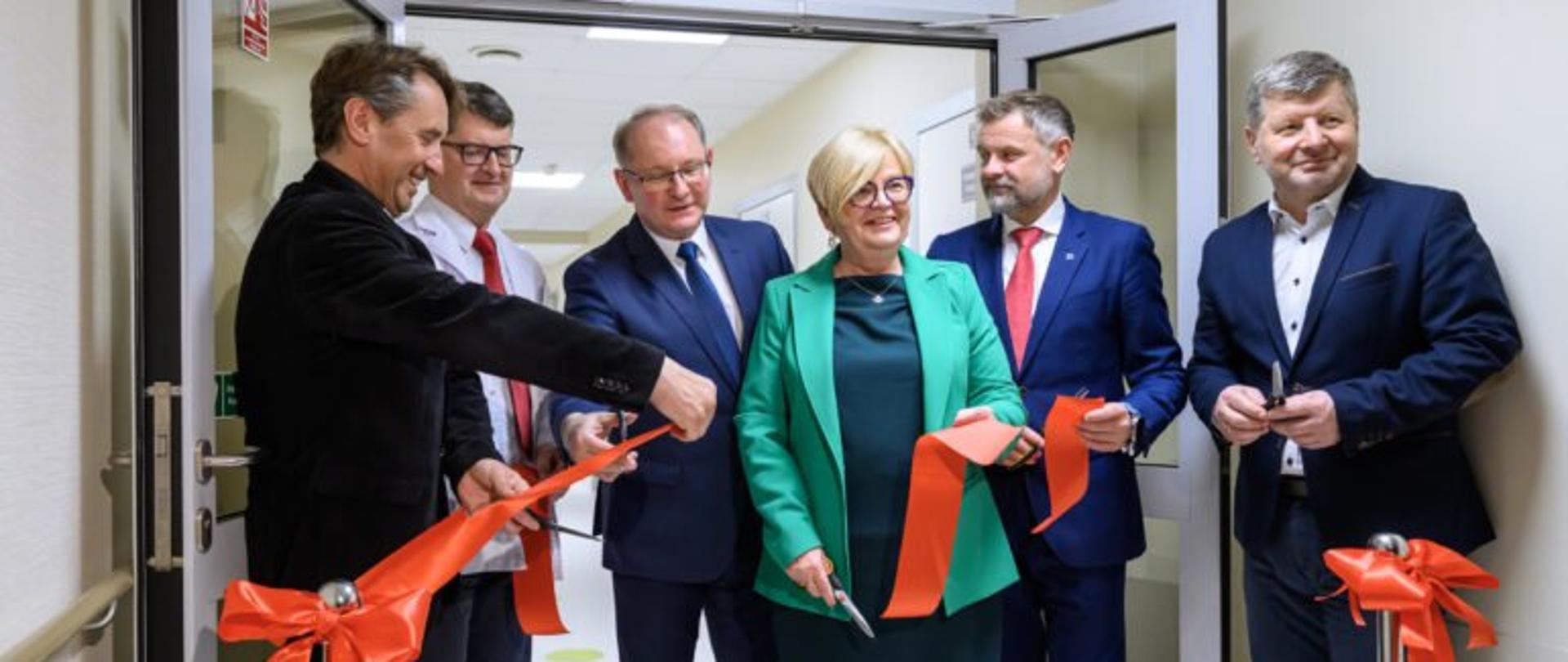 Zdjęcie przedstawia wojewodę podkarpackiego Teresę Kubas-Hul podczas uruchomienia Oddziału Urazowo-Ortopedyczny w szpitalu MSWiA w Rzeszowie