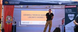 Namiot Akademii Ochrony Ludności z punktem pierwszej pomocy, fantomami do ćwiczeń resuscytacji oraz stoiskiem edukacyjnym dotyczącym czujek dymu i czadu.