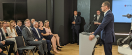 Premier Mateusz Morawiecki. Przed nim siedzą goście zaproszeni na otwarcie CDT, wśród nich minister Marek Zagórski