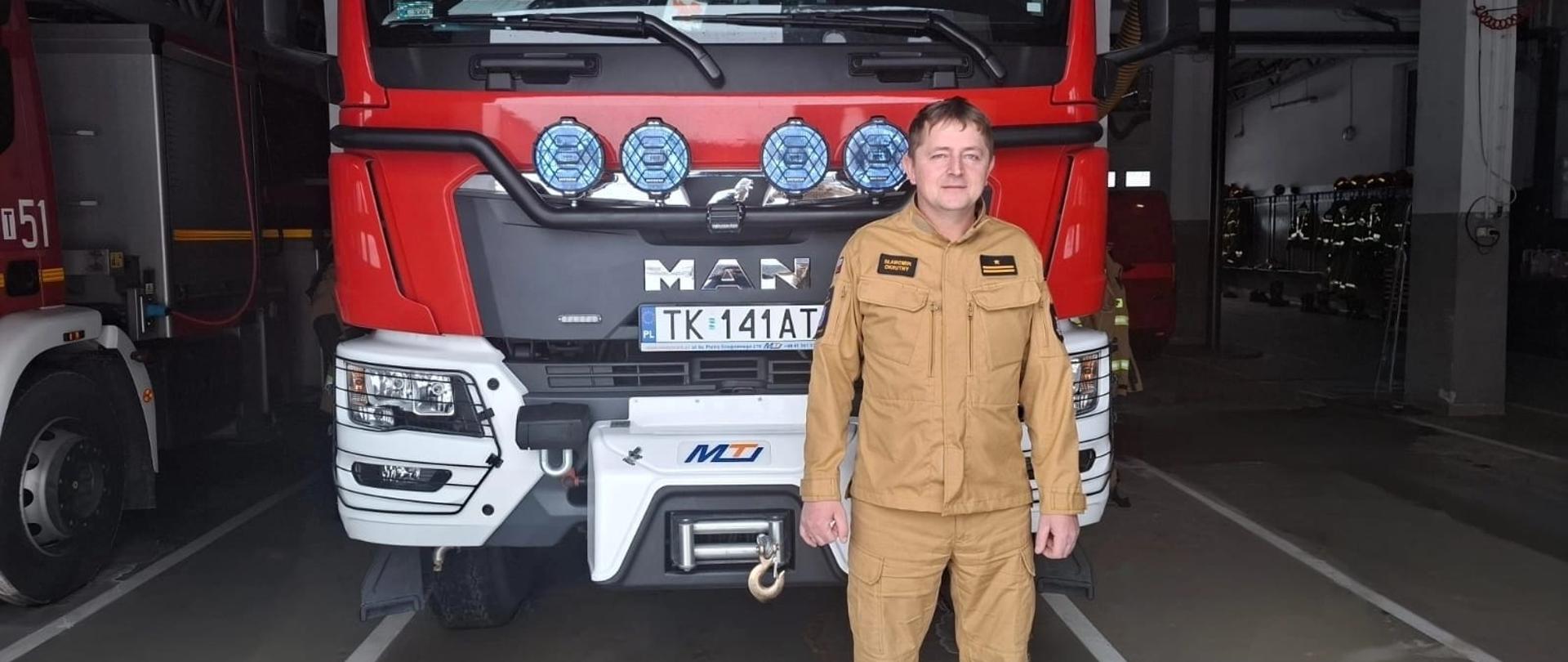 Na zdjęciu widoczny funkcjonariusz Komendy Powiatowej Państwowej Straży Pożarnej w ostrowcu św., który w dniu 09.01.2026 r. wraz z innymi osobami udzielali pomocy medycznej osobie poszkodowanej w msc. Sienno.