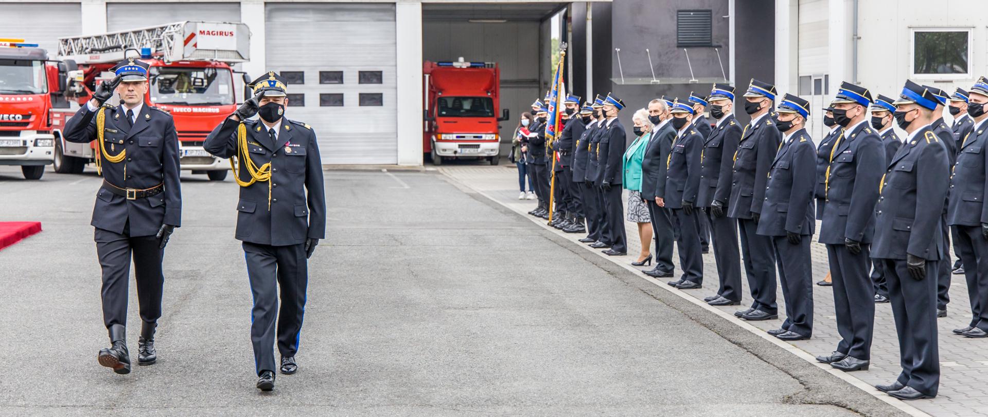 Zdjęcie przedstawia przegląd pododdziałów przez nadbryg. Arkadiusza Przybyłę Zastępcę Komendanta Głównego PSP podczas obchodów Dnia Strażaka.