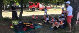 Na zdjęciu dzieci podczas pokazu sprzętu strażackiego
