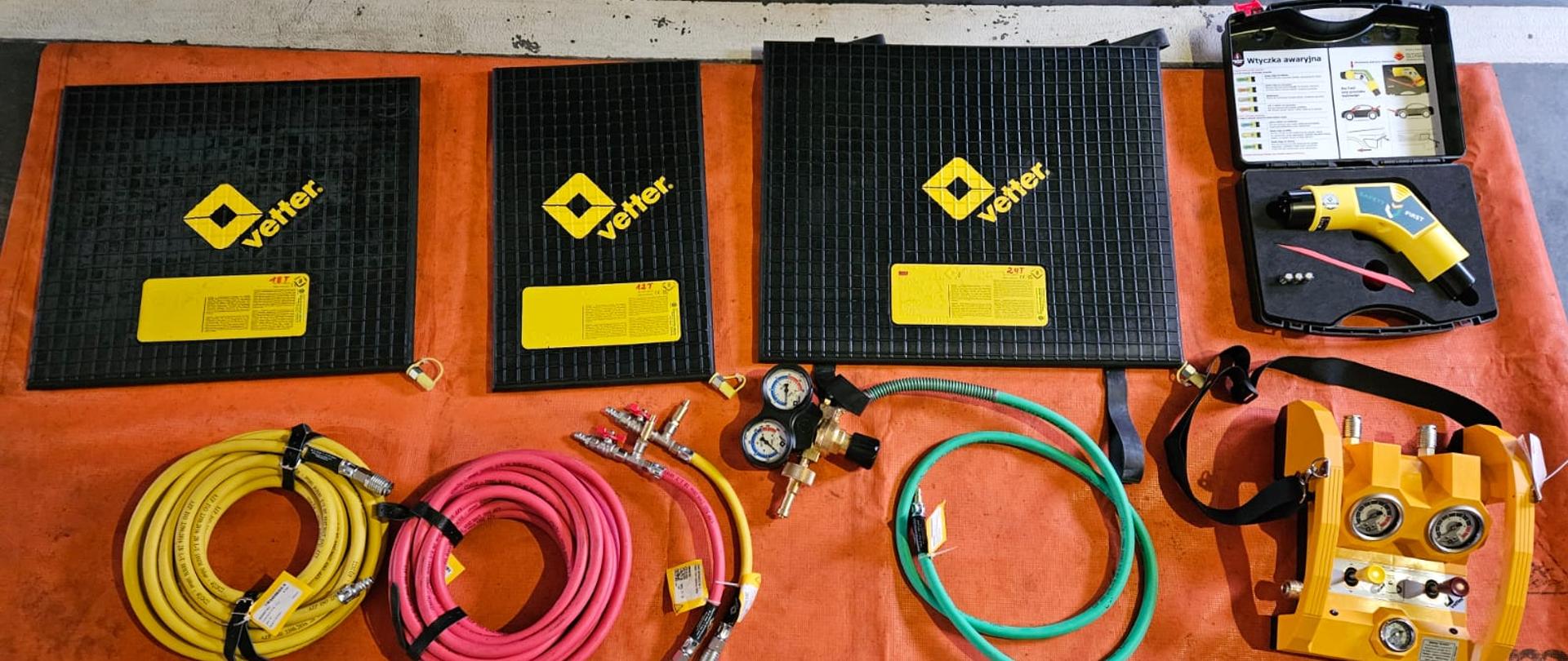 widoczny na zdjęciu zestaw poduszek pneumatycznych i wtyczka