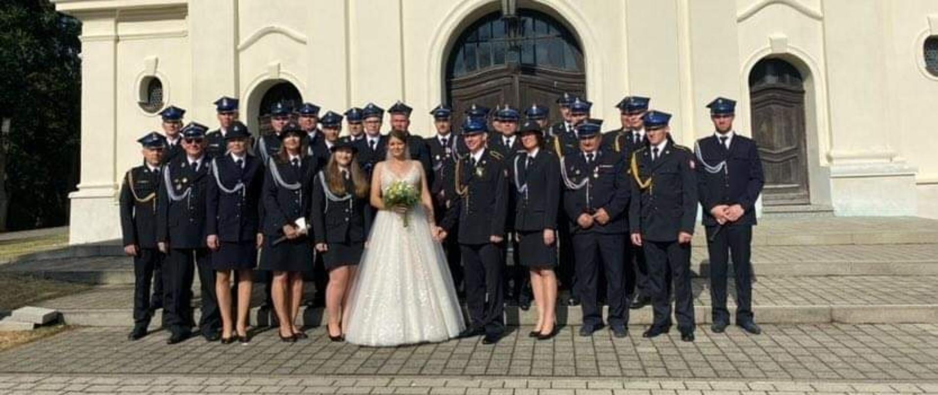 Wspólne zdjęcie przed kościołem