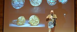 Conferencia “El poder del contexto: hallazgos singulares de Castillo de Huarmey y su interpretación arqueológica” dictada por el arqueólogo polaco Miłosz Giersz