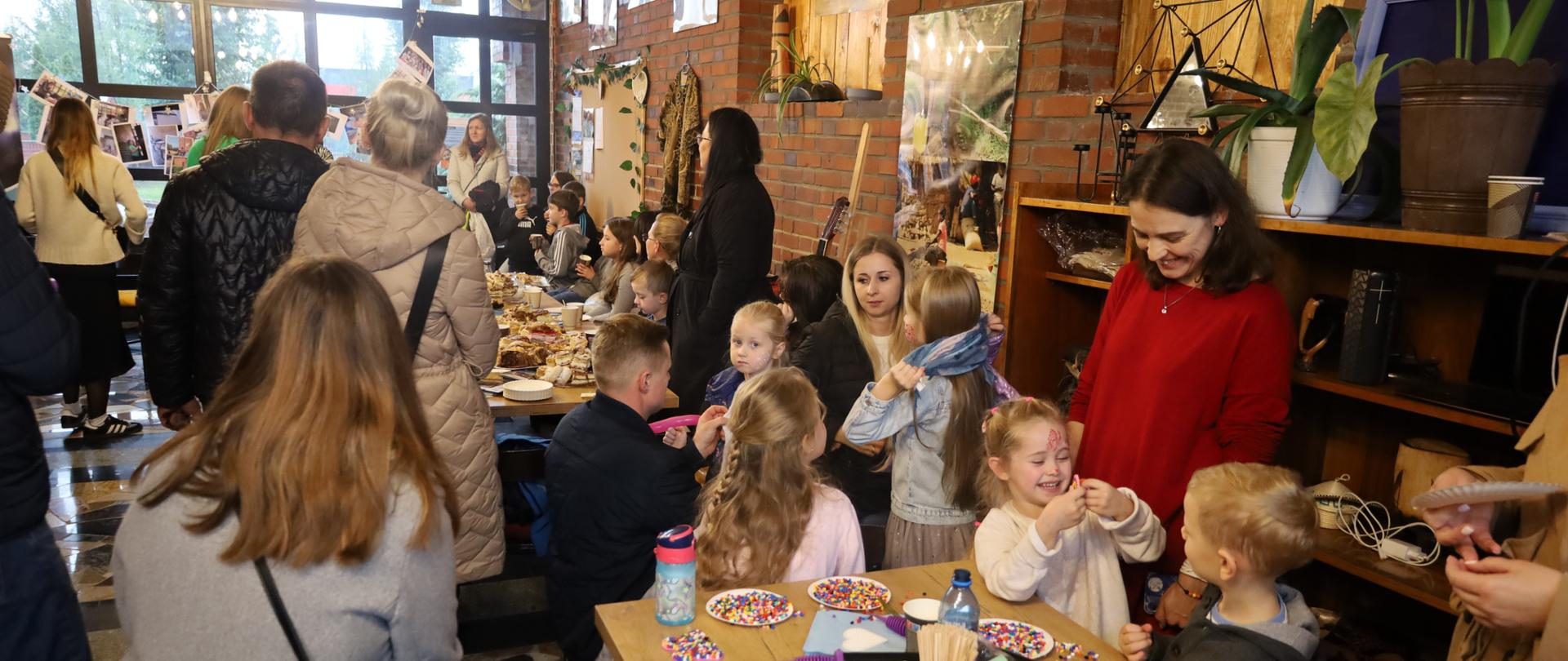 Ludzie w klubokawiarni