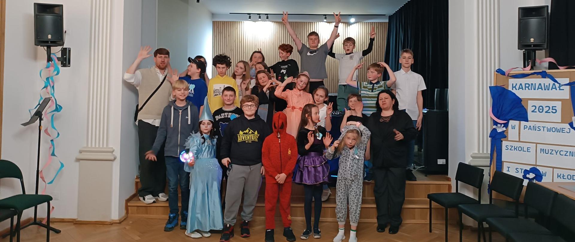 Galeria 44 zdjęć z zabawy karnawałowej, która odbyła się 25 lutego 2025 r. w szkole muzycznej w Kłodzku. Uczniowie bawią się w sali koncertowej.