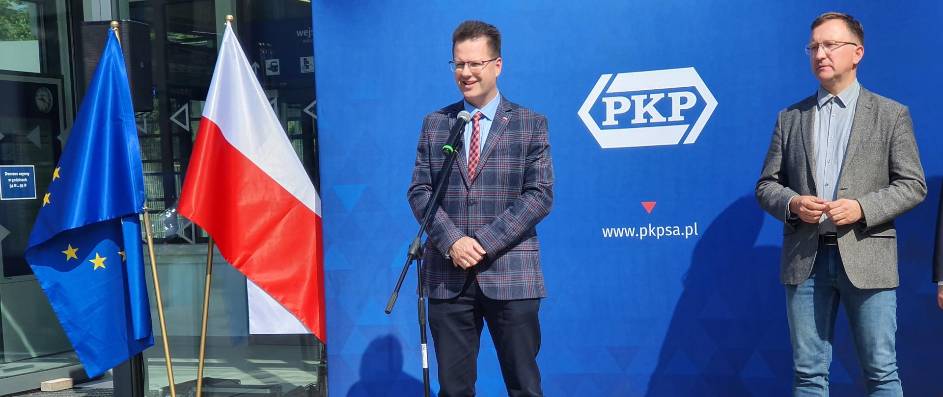 wiceminister infrastruktury, pełnomocnik rządu ds. przeciwdziałania wykluczeniu komunikacyjnemu Andrzej Bittel wziął udział w udostępnieniu podróżnym dworca w Milanówku po modernizacji