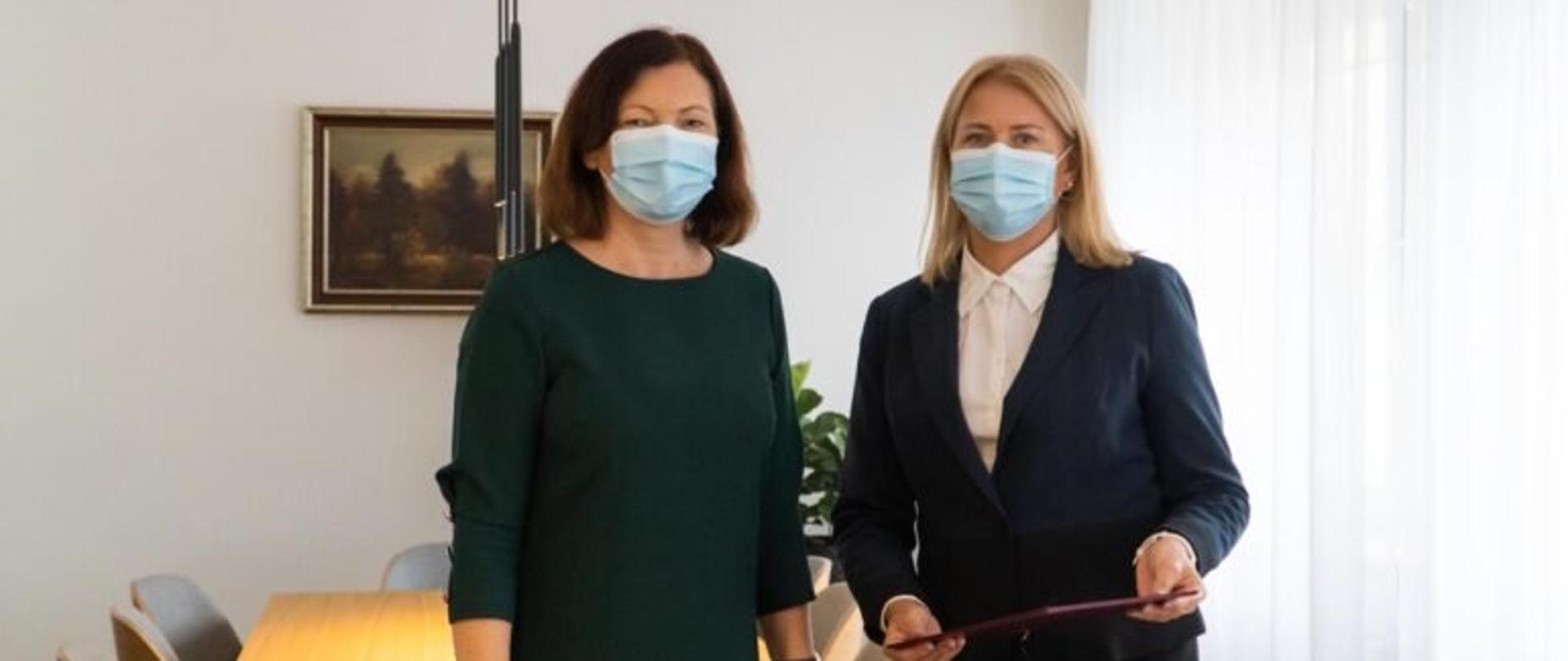 Wojewoda podkarpacki Ewa Leniart i Maria Tabin-Matusz podczas wręczenia aktu wyznaczenia na osobę pełniącą funkcję wójta gminy Wiązownica