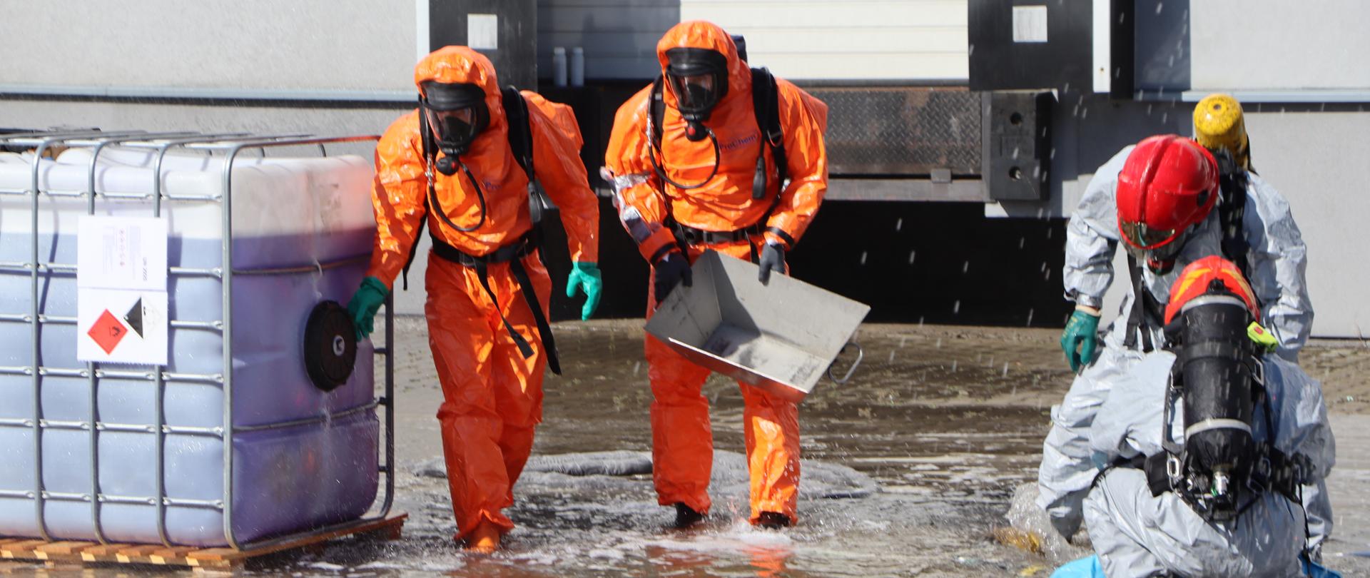 Strażacy podczas działań związanych z Ćwiczeniami Wilshire Holding 