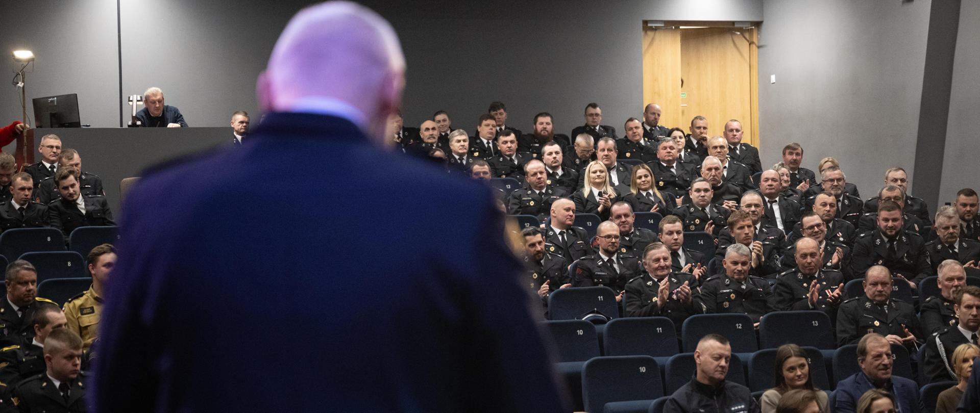 Odprawa z OSP w CKiP - strażak otwiera spotkanie