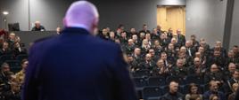 Odprawa z OSP w CKiP - strażak otwiera spotkanie
