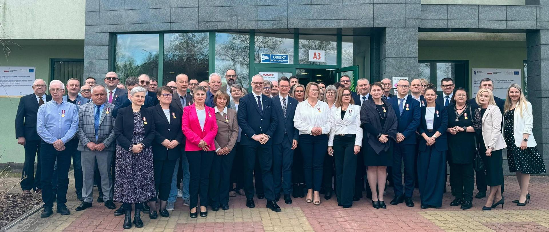 Radosław Król wręczył odznaczenia państwowe w zakładzie spółki Maspex w Olsztynku