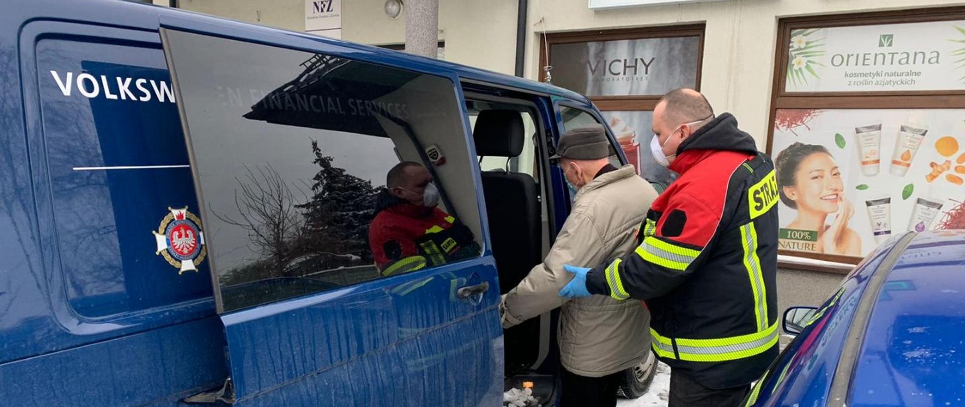 Starszy mężczyzna wsiadający do pojazdu jednostki OSP Dębe Wielkie