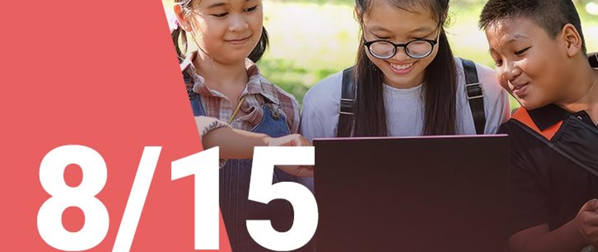Na zdjęciu widzimy dwie dziewczynki oraz chłopca patrzących z uśmiechem na ekran laptopa. W dolnym lewym roku widoczna jest numeracja zdjęcia (8/15) 