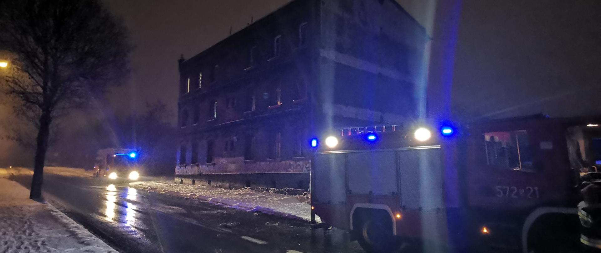 Zdjęcie przedstawiające budynek przy ul. Orzegowskiej 32, w którym w dniu 30.01.2021 r. doszło do pożaru mieszkania