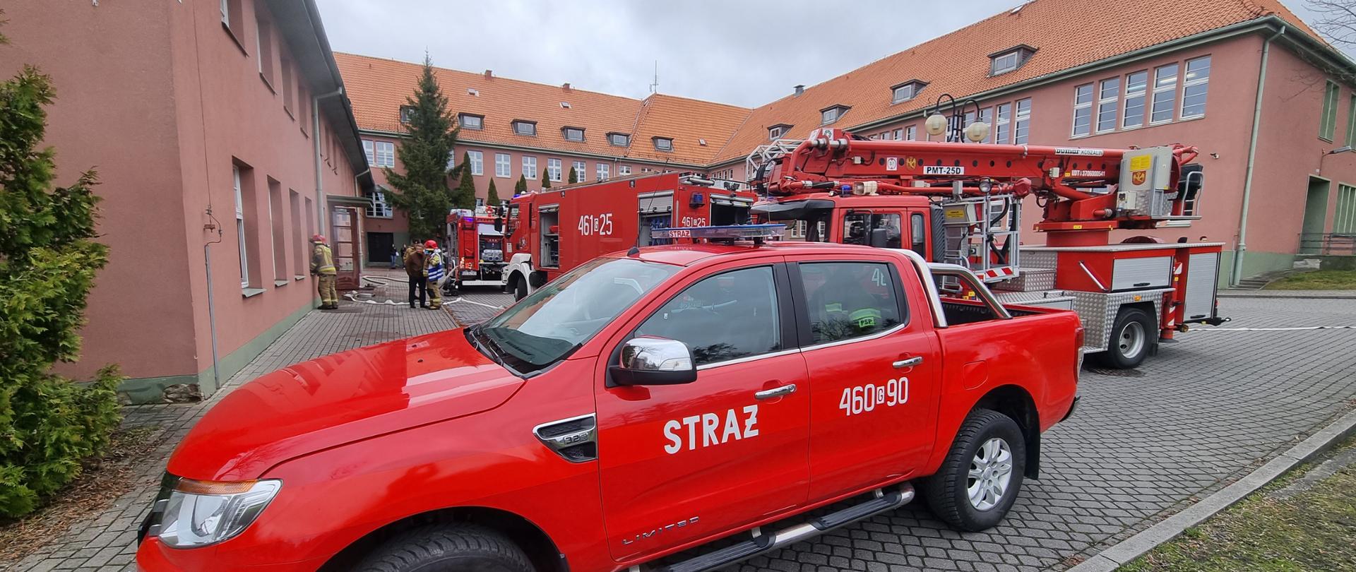 Wozy bojowe na terenie ZSO nr 1 w Kwidzynie