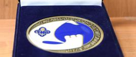 Medal w oprawie z napisami komendant Związku Harcerstwa Polskiego Chorągwi Gdańskiej przyznaje Komendzie Wojewódzkiej Państwowej Straży Pożarnej w Gdańsku medal za zasługi dla Chorągwi Gdańskiej ZHP. 