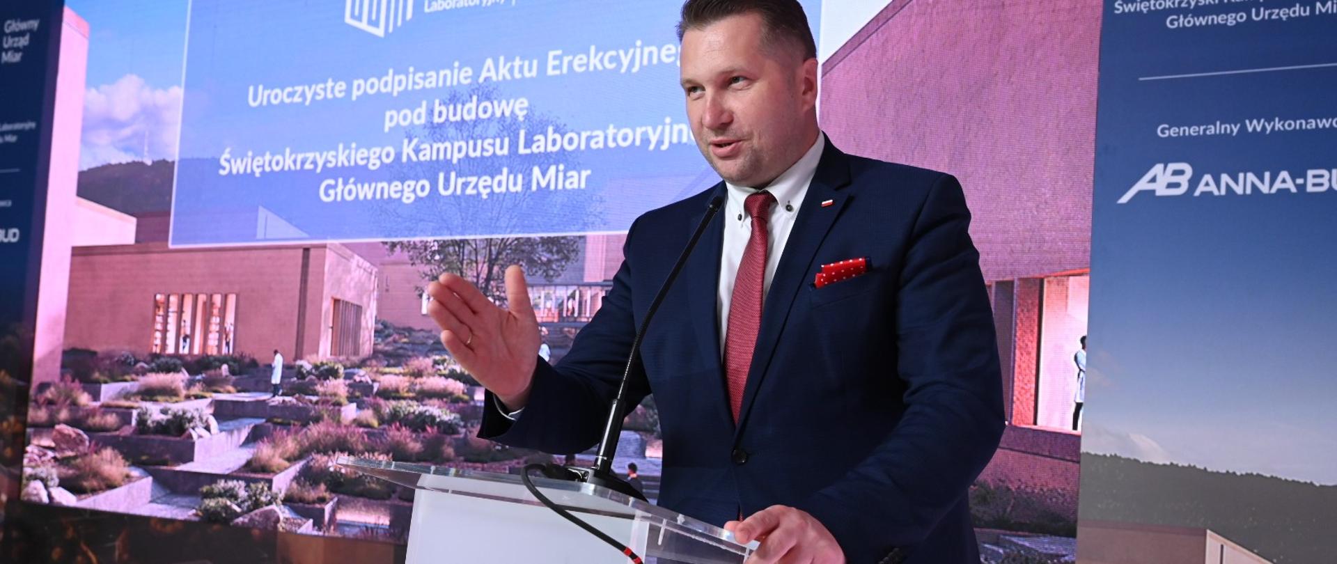 Minister Edukacji i Nauki Przemysław Czarnek przemawia na uroczystości podpisania Aktu Erekcyjnego budowy Świętokrzyskiego Kampusu Laboratoryjnego Głównego Urzędu Miar