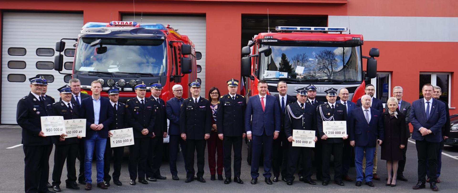 UROCZYSTE WRĘCZENIE PROMES DLA JEDNOSTEK OSP NA ZAKUP SAMOCHODÓW RATOWNICZO - GAŚNICZYCH