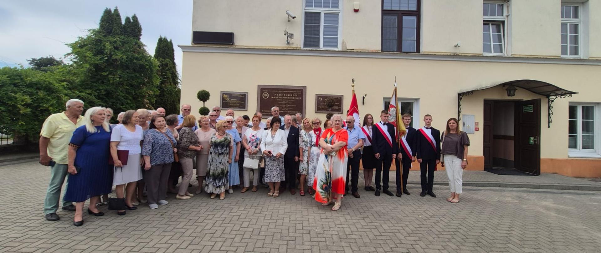 Wszyscy uczestnicy zjazdu Leśniaków z Pocztami Sztandarowymi i delegacją ZSCKR 