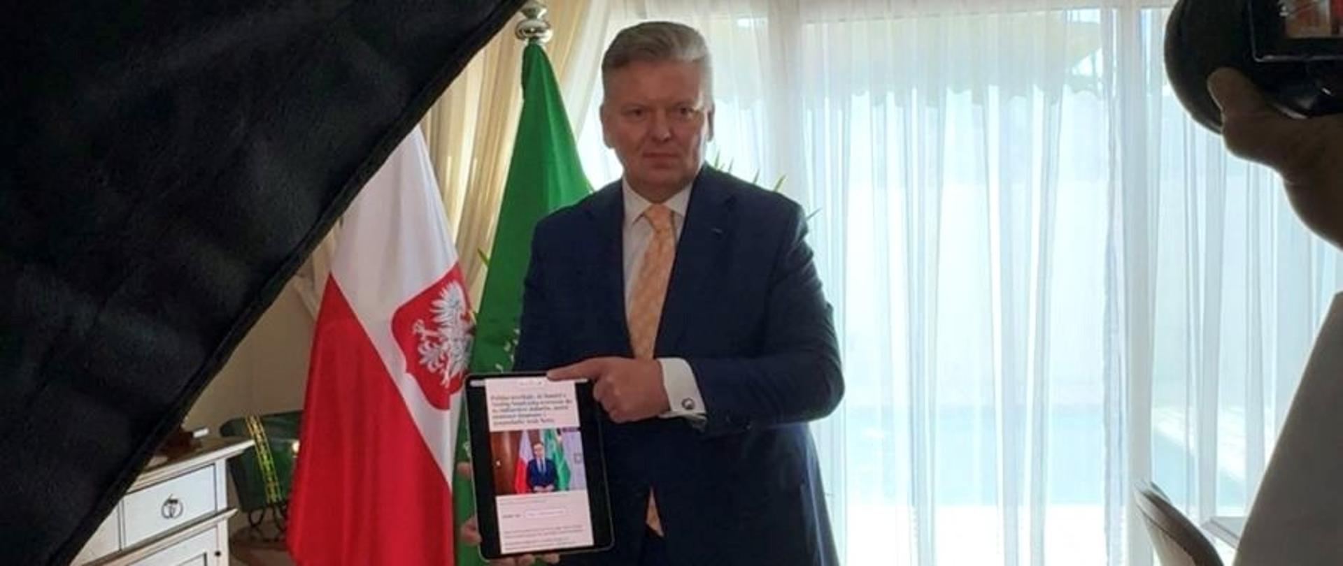 Ambasador RP Robert Rostek z polskojęzycznym wydaniem gazety Arab News
