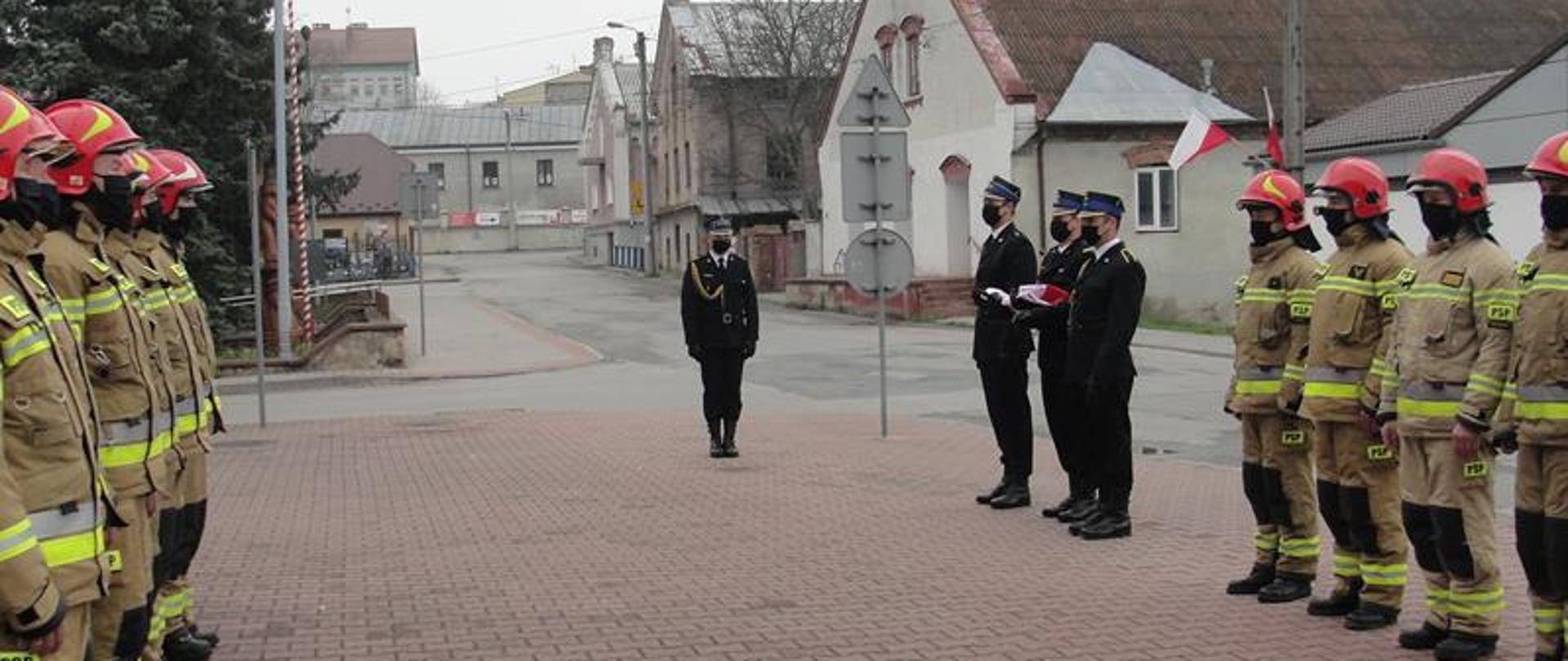 Staszowscy strażacy podczas uroczystości z okazji Narodowego Święta Flagi