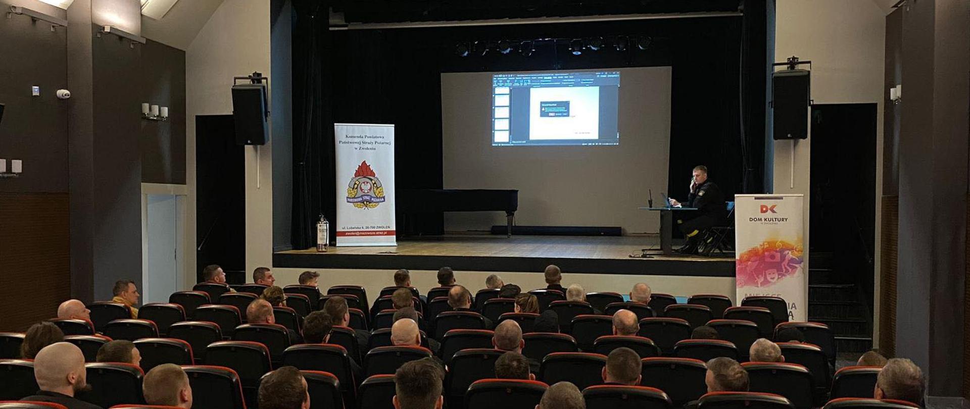 Zdjęcie w kinie podczas prezentacji