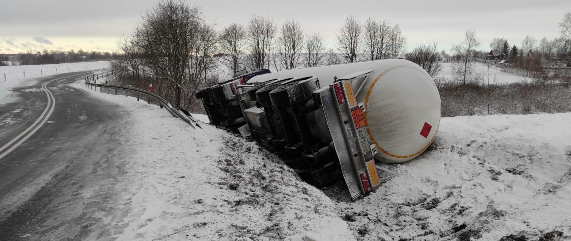 Na zdjęciu widać cysternę z gazem propan-butan w rowie, przewróconą na prawy bok pojazdu