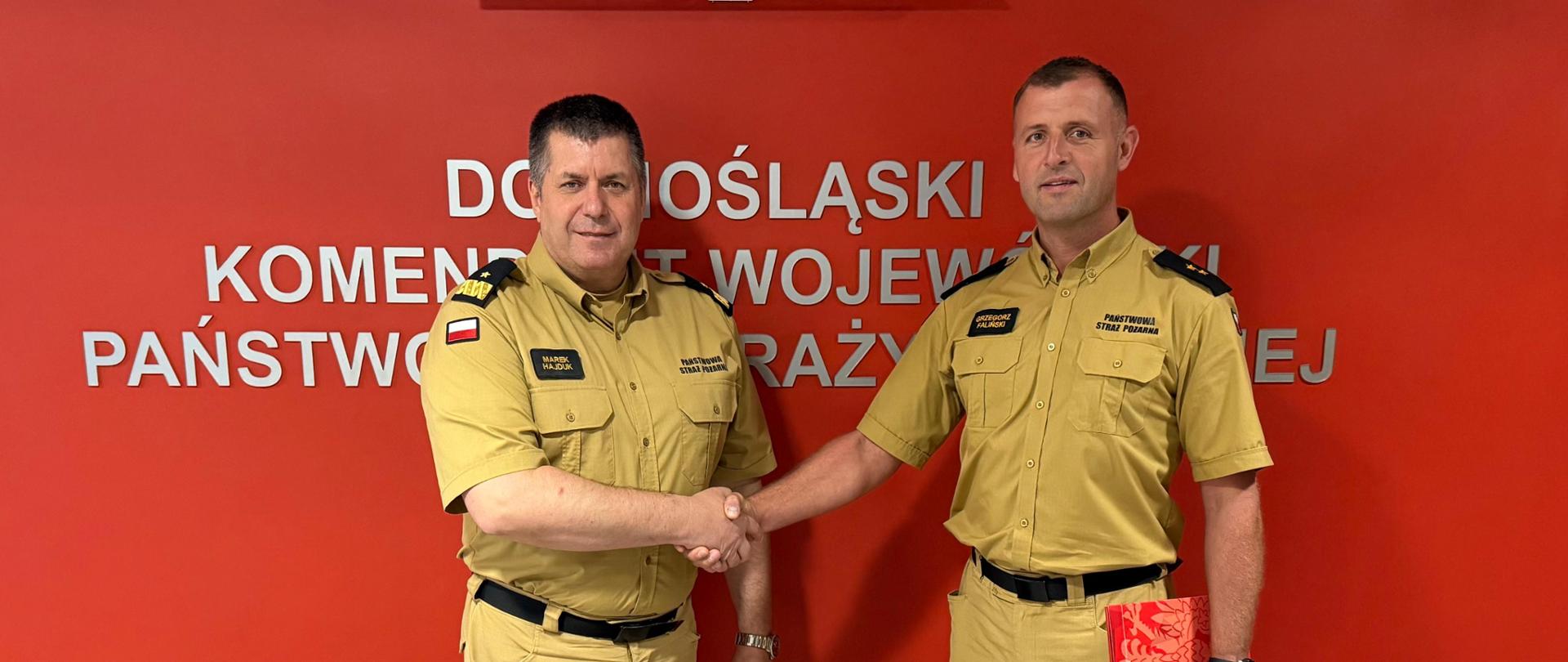 Dolnośląski Komendant Wojewódzki PSP we Wrocławiu nadbryg. Marek Hajduk wraz z p.o. Zastępcy Komendanta Powiatowego PSP w Lwówku Śląskim mł. kpt. Grzegorzem Falińskim