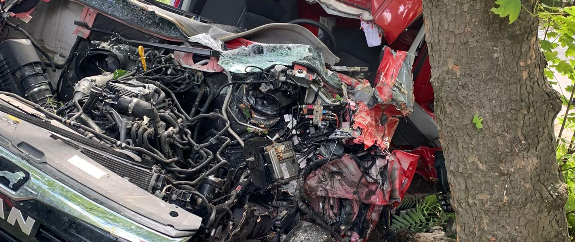 rozbity przód samochodu dostawczego