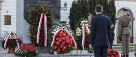 Premier Mateusz Morawiecki oddaje hołd pod pomnikiem Lecha Kaczyńskiego.