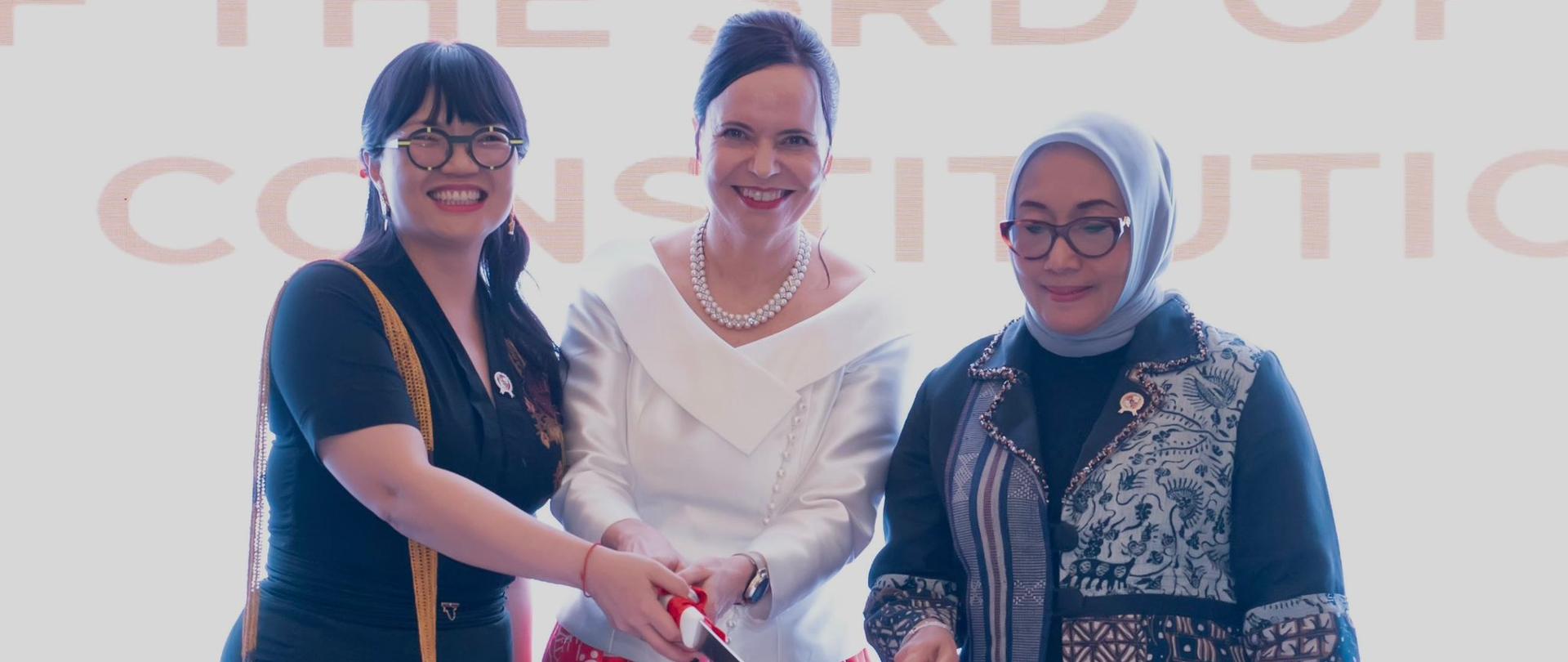 Ambassador_Szymanowska_and_Indonesian_ministries_cake_cutting
