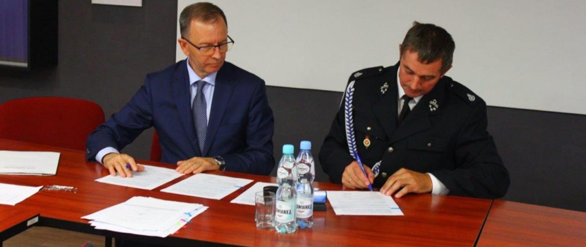 umowę w sali narad podpisuje prezes OSP Harasiuki oraz wiceprezes Zarządu Wojewódzkiego Funduszu Ochrony Środowiska i Gospodarki Wodnej w Rzeszowie