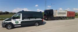 Kontrola drogowa zakończyła się wydaniem kierowcy zakazu dalszej jazdy i skierowaniem nienormatywnego zestawu na wyznaczony parking strzeżony.