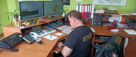 Zdjęcie przedstawia Stanowisko Kierowania Komendanta Powiatowego PSP w Świdwinie, dyżurnego obsługującego zdarzenia.