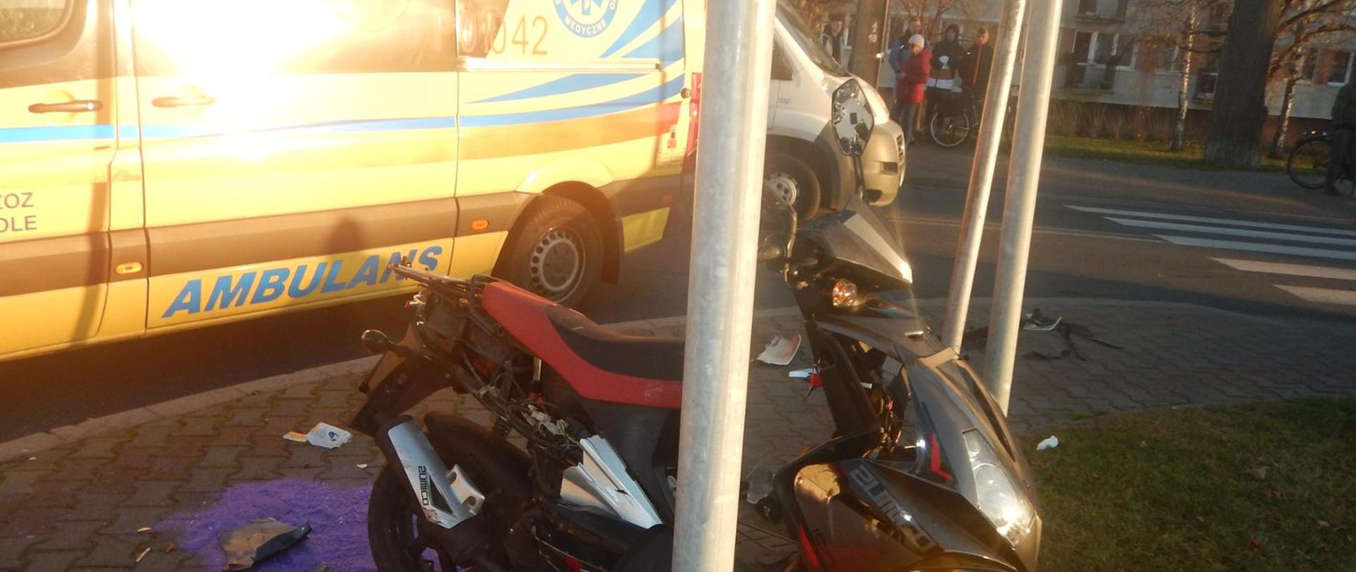 Zdjęcie przedstawia motorower po wypadku