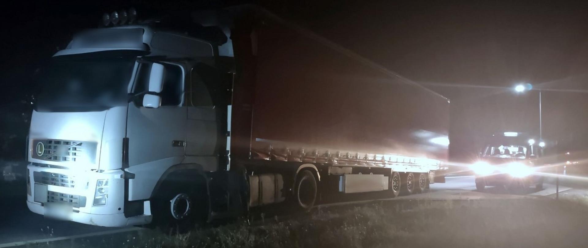 Od lewej strony: przód i lewy bok kontrolowanego ciągnika siodłowego z naczepą ciężarową. Za zestawem stoi oznakowany furgon wielkopolskiej ITD.