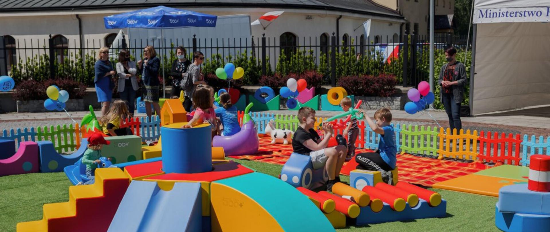 Dzieci korzystające z atrakcji na pikniku z okazji Dnia Matki w Rzeszowie