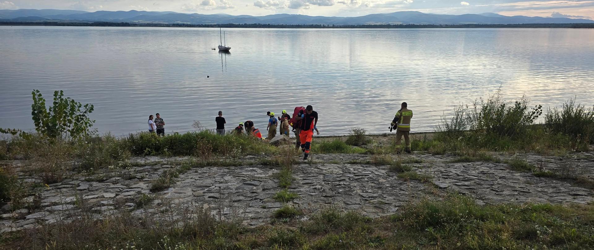 Strażacy z Komendy Powiatowej PSP w Nysie oraz Brzegu w czasie wolnym od służby przywrócili funkcje życiowe mężczyźnie, który został wyciągnięty nieprzytomny na brzeg Jeziora Otmuchowskiego. 