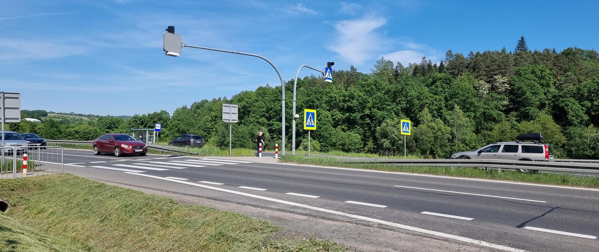 przejście dla pieszych przez drogę dwujezdniową w Głogoczowie