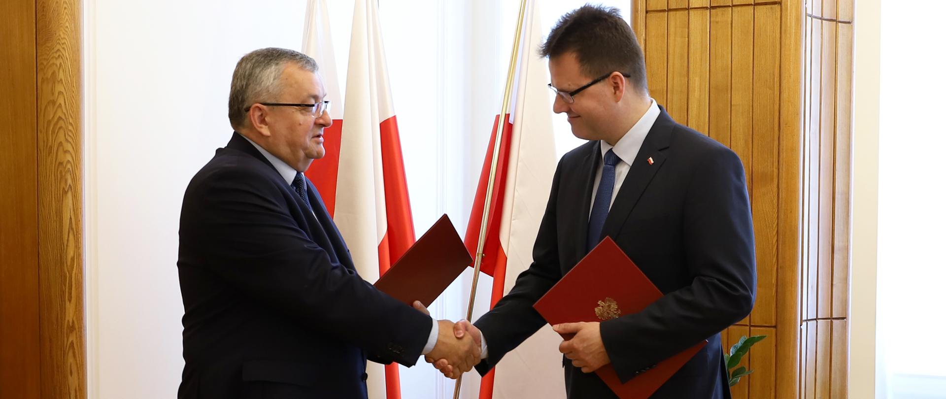 Minister A. Adamczyk wręczył nominację A. Bittelowi na stanowisko sekretarza stanu w Ministerstwie Infrastruktury i Pełnomocnika Rządu ds. przeciwdziałania wykluczeniu komunikacyjnemu 